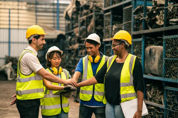İşçi takımı birliği çok ırklı insanları birbirine karıştırıyor. İşyerindeki mühendis arkadaş fabrikada gülümsüyor.