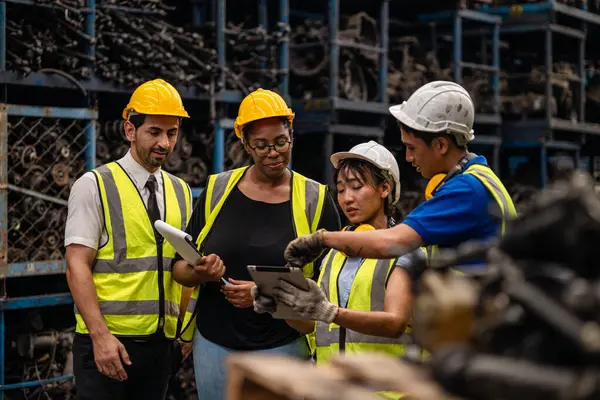 İşçi takımı konuşmaları, çok ırklı insanları karıştırmaları, birlikte çalışmaları, fabrikada mühendisler toplantısı.
