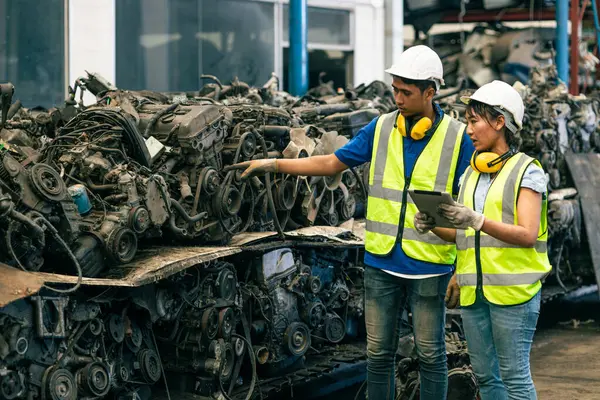 İkinci el araba motoru bloğunu, yedek parça merkezi deposunu hurdalıkta satışa çıkarmadan önce kontrol ediyorum.