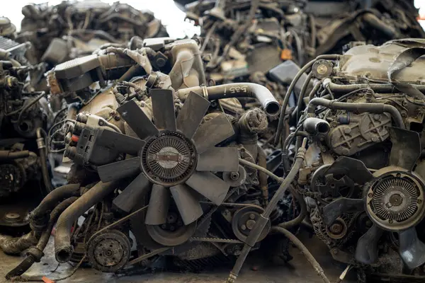Garaj hurdalığı, eski kullanılmış araç yedek parça motor bloğu vücut parçaları deposu geri dönüşüm için ya da satılık onarım için