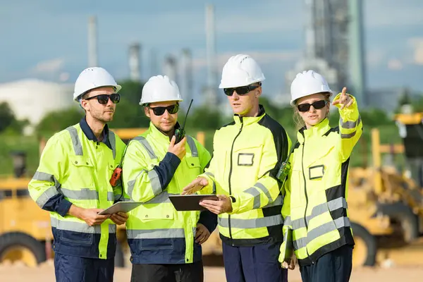 Mühendis takımı proje planlama ekibi, endüstri fabrikası inşaat sahası. Takım çalışması toplantısı. İşbirliği yapanlar