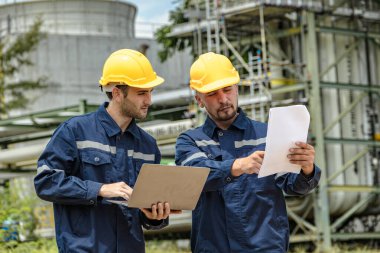 Petrol ve gaz rafinerisi işçisi, çalışan mühendis bakım onarım gaz nakil boru sistemi açık havada