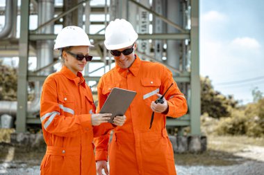 Petrol rafinerisi işçisi, petrol ve doğalgaz taşıma boruları ve boru vanası müfettişi, Petrokimya tesisi petrol fabrikasında gaz sızıntısı kontrolü.