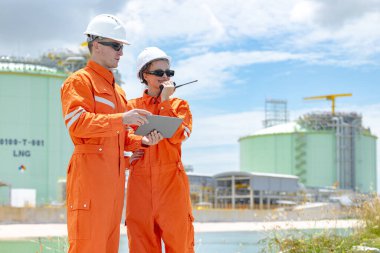 Profesyonel petrol erkek işçileri, LNG tank hizmet denetimi, Onshore Gas Site ölçüm güvenlik ekip çalışması, Petrol ve Gaz Petrokimya endüstrisi