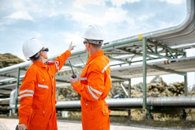 Petrol rafinerisi işçisi, petrol ve doğalgaz taşıma boruları ve boru vanası müfettişi, Petrokimya tesisi petrol fabrikasında gaz sızıntısı kontrolü.