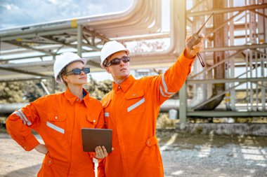 Petrol rafinerisi işçisi, petrol ve doğalgaz taşıma boruları ve boru vanası müfettişi, Petrokimya tesisi petrol fabrikasında gaz sızıntısı kontrolü.