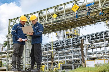 Petrol ve gaz rafinerisi işçisi, çalışan mühendis bakım onarım gaz nakil boru sistemi açık havada