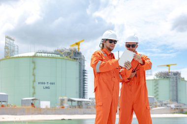 Profesyonel petrol erkek işçileri, LNG tank hizmet denetimi, Onshore Gas Site ölçüm güvenlik ekip çalışması, Petrol ve Gaz Petrokimya endüstrisi