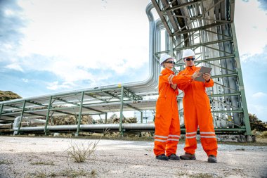 Petrol rafinerisi işçisi, petrol ve doğalgaz taşıma boruları ve boru vanası müfettişi, Petrokimya tesisi petrol fabrikasında gaz sızıntısı kontrolü.