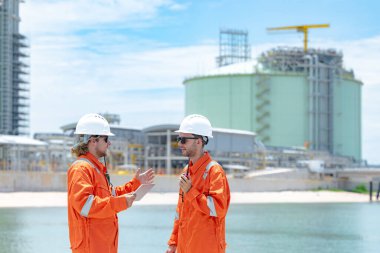 Profesyonel petrol erkek işçileri, LNG tank hizmet denetimi, Onshore Gas Site ölçüm güvenlik ekip çalışması, Petrol ve Gaz Petrokimya endüstrisi
