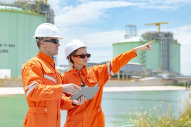 Profesyonel petrol erkek işçileri, LNG tank hizmet denetimi, Onshore Gas Site ölçüm güvenlik ekip çalışması, Petrol ve Gaz Petrokimya endüstrisi