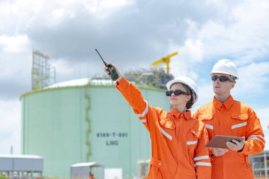 Profesyonel petrol erkek işçileri, LNG tank hizmet denetimi, Onshore Gas Site ölçüm güvenlik ekip çalışması, Petrol ve Gaz Petrokimya endüstrisi
