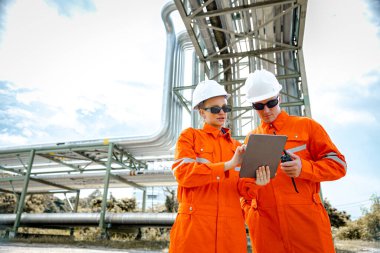 Petrol rafinerisi işçisi, petrol ve doğalgaz taşıma boruları ve boru vanası müfettişi, Petrokimya tesisi petrol fabrikasında gaz sızıntısı kontrolü.