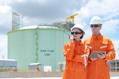 Profesyonel petrol erkek işçileri, LNG tank hizmet denetimi, Onshore Gas Site ölçüm güvenlik ekip çalışması, Petrol ve Gaz Petrokimya endüstrisi
