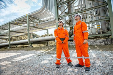 Petrol rafinerisi işçisi, petrol ve doğalgaz taşıma boruları ve boru vanası müfettişi, Petrokimya tesisi petrol fabrikasında gaz sızıntısı kontrolü.