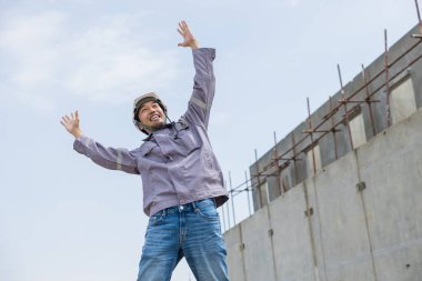 Radyo Taiso, Japon mühendis sabah çalışmaya başlamadan önce jimnastik esneme dansı yapıyor.