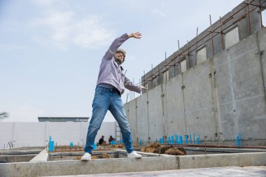 Radyo Taiso, Japon mühendis sabah çalışmaya başlamadan önce jimnastik esneme dansı yapıyor.