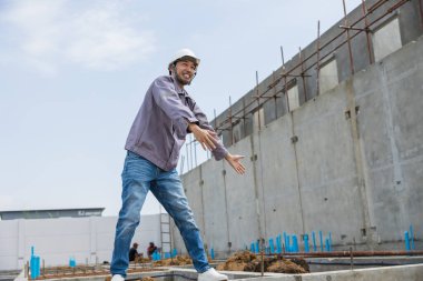 Radyo Taiso, Japon mühendis sabah çalışmaya başlamadan önce jimnastik esneme dansı yapıyor.