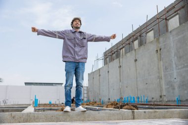 Radyo Taiso, Japon mühendis sabah çalışmaya başlamadan önce jimnastik esneme dansı yapıyor.