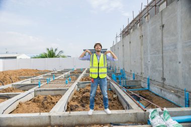 Asyalı inşaat mühendisi, Japon inşaat işçisi erkek, tersane inşaatında çalışıyor..