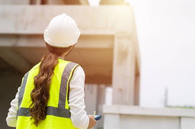 İnşaat mühendisi kadın, inşaat inşaatı projesinde mimar müteahhit kontrol operatörü.