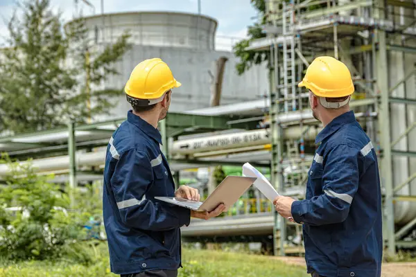 Petrol ve gaz rafinerisi işçisi, çalışan mühendis bakım onarım gaz nakil boru sistemi açık havada