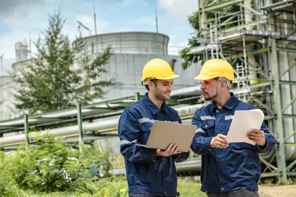 Petrol ve gaz rafinerisi işçisi, çalışan mühendis bakım onarım gaz nakil boru sistemi açık havada