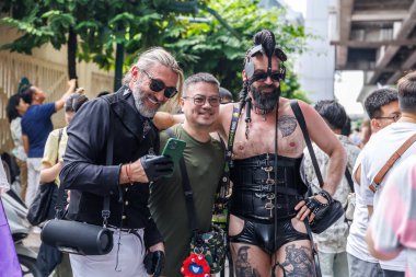 Bangkok, THAILAND - 1 Haziran 2025: LGBTQ rengarenk gökkuşağı bayrağı insanları her 1 Haziran 'da Siam Center' da gurur aylarında cinsel çeşitlilik eşitliği için geçit töreni yapıyorlar