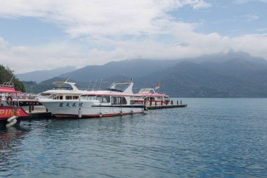 Candius Gölü, Tayvan 'da feribot rıhtımlı dağ manzaralı güzel bir kent simgesidir. 19 Nisan 2025. Tayvan.