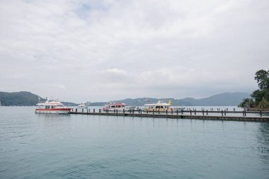 Candius Gölü, Tayvan 'da feribot rıhtımlı dağ manzaralı güzel bir kent simgesidir. 19 Nisan 2025. Tayvan.