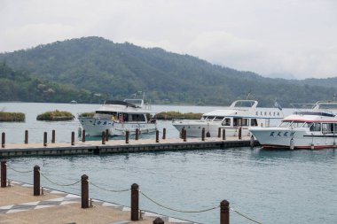 Candius Gölü, Tayvan 'da feribot rıhtımlı dağ manzaralı güzel bir kent simgesidir. 19 Nisan 2025. Tayvan.