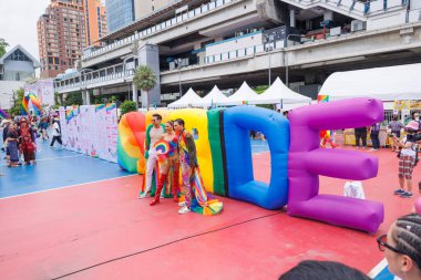 Bangkok, THAILAND - 1 Haziran 2025: LGBTQ rengarenk gökkuşağı bayrağı insanları her 1 Haziran 'da Siam Center' da gurur aylarında cinsel çeşitlilik eşitliği için geçit töreni yapıyorlar