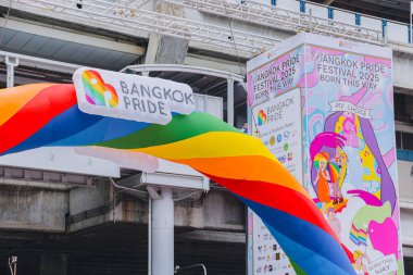 Bangkok, THAILAND - 1 Haziran 2025: LGBTQ rengarenk gökkuşağı bayrağı insanları her 1 Haziran 'da Siam Center' da gurur aylarında cinsel çeşitlilik eşitliği için geçit töreni yapıyorlar