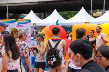 Bangkok, THAILAND - 1 Haziran 2025: LGBTQ rengarenk gökkuşağı bayrağı insanları her 1 Haziran 'da Siam Center' da gurur aylarında cinsel çeşitlilik eşitliği için geçit töreni yapıyorlar