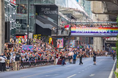 Bangkok, THAILAND - 1 Haziran 2025: LGBTQ rengarenk gökkuşağı bayrağı insanları her 1 Haziran 'da Siam Center' da gurur aylarında cinsel çeşitlilik eşitliği için geçit töreni yapıyorlar