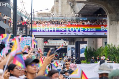 Bangkok, THAILAND - 1 Haziran 2025: LGBTQ rengarenk gökkuşağı bayrağı insanları her 1 Haziran 'da Siam Center' da gurur aylarında cinsel çeşitlilik eşitliği için geçit töreni yapıyorlar