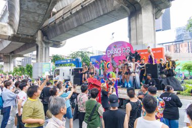 Bangkok, THAILAND - 1 Haziran 2025: LGBTQ rengarenk gökkuşağı bayrağı insanları her 1 Haziran 'da Siam Center' da gurur aylarında cinsel çeşitlilik eşitliği için geçit töreni yapıyorlar