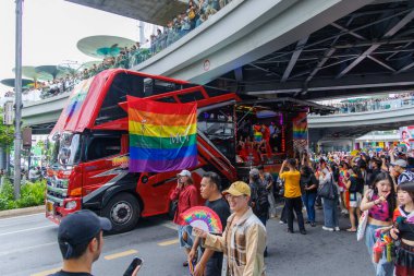 Bangkok, THAILAND - 1 Haziran 2025: LGBTQ rengarenk gökkuşağı bayrağı insanları her 1 Haziran 'da Siam Center' da gurur aylarında cinsel çeşitlilik eşitliği için geçit töreni yapıyorlar