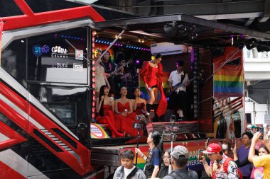 Bangkok, THAILAND - 1 Haziran 2025: LGBTQ rengarenk gökkuşağı bayrağı insanları her 1 Haziran 'da Siam Center' da gurur aylarında cinsel çeşitlilik eşitliği için geçit töreni yapıyorlar