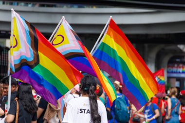 Bangkok, THAILAND - 1 Haziran 2025: LGBTQ rengarenk gökkuşağı bayrağı insanları her 1 Haziran 'da Siam Center' da gurur aylarında cinsel çeşitlilik eşitliği için geçit töreni yapıyorlar