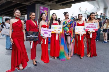 Bangkok, THAILAND - 1 Haziran 2025: LGBTQ rengarenk gökkuşağı bayrağı insanları her 1 Haziran 'da Siam Center' da gurur aylarında cinsel çeşitlilik eşitliği için geçit töreni yapıyorlar