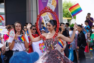 Bangkok, THAILAND - 1 Haziran 2025: LGBTQ rengarenk gökkuşağı bayrağı insanları her 1 Haziran 'da Siam Center' da gurur aylarında cinsel çeşitlilik eşitliği için geçit töreni yapıyorlar