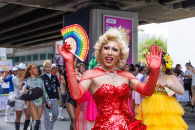 Bangkok, THAILAND - 1 Haziran 2025: LGBTQ rengarenk gökkuşağı bayrağı insanları her 1 Haziran 'da Siam Center' da gurur aylarında cinsel çeşitlilik eşitliği için geçit töreni yapıyorlar