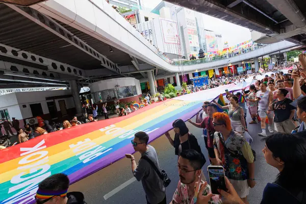 Bangkok, THAILAND - 1 Haziran 2025: LGBTQ rengarenk gökkuşağı bayrağı insanları her 1 Haziran 'da Siam Center' da gurur aylarında cinsel çeşitlilik eşitliği için geçit töreni yapıyorlar