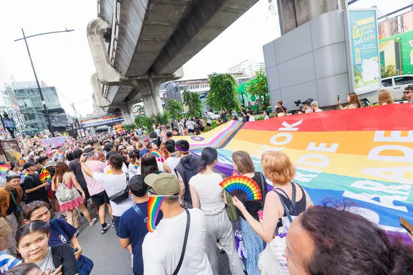 Bangkok, THAILAND - 1 Haziran 2025: LGBTQ rengarenk gökkuşağı bayrağı insanları her 1 Haziran 'da Siam Center' da gurur aylarında cinsel çeşitlilik eşitliği için geçit töreni yapıyorlar