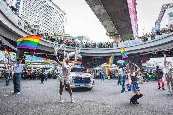 Bangkok, THAILAND - 1 Haziran 2025: LGBTQ rengarenk gökkuşağı bayrağı insanları her 1 Haziran 'da Siam Center' da gurur aylarında cinsel çeşitlilik eşitliği için geçit töreni yapıyorlar