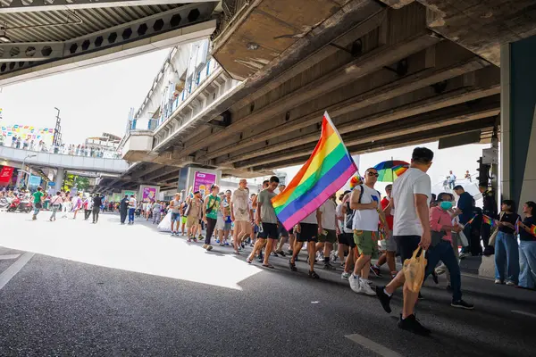 Bangkok, THAILAND - 1 Haziran 2025: LGBTQ rengarenk gökkuşağı bayrağı insanları her 1 Haziran 'da Siam Center' da gurur aylarında cinsel çeşitlilik eşitliği için geçit töreni yapıyorlar