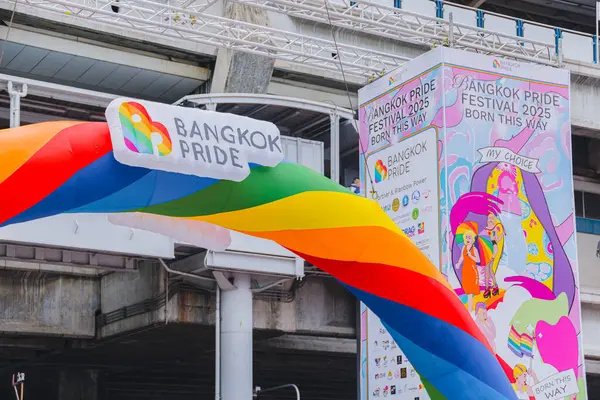 Bangkok, THAILAND - 1 Haziran 2025: LGBTQ rengarenk gökkuşağı bayrağı insanları her 1 Haziran 'da Siam Center' da gurur aylarında cinsel çeşitlilik eşitliği için geçit töreni yapıyorlar