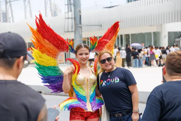 Bangkok, THAILAND - 1 Haziran 2025: LGBTQ rengarenk gökkuşağı bayrağı insanları her 1 Haziran 'da Siam Center' da gurur aylarında cinsel çeşitlilik eşitliği için geçit töreni yapıyorlar