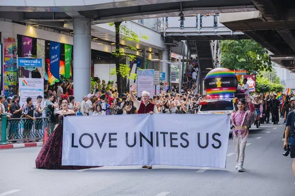 Bangkok, THAILAND - 1 Haziran 2025: LGBTQ rengarenk gökkuşağı bayrağı insanları her 1 Haziran 'da Siam Center' da gurur aylarında cinsel çeşitlilik eşitliği için geçit töreni yapıyorlar